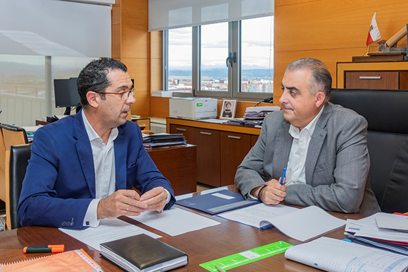 Reunión del Alcalde de Val de San Vicente con el Consejero de Fomento